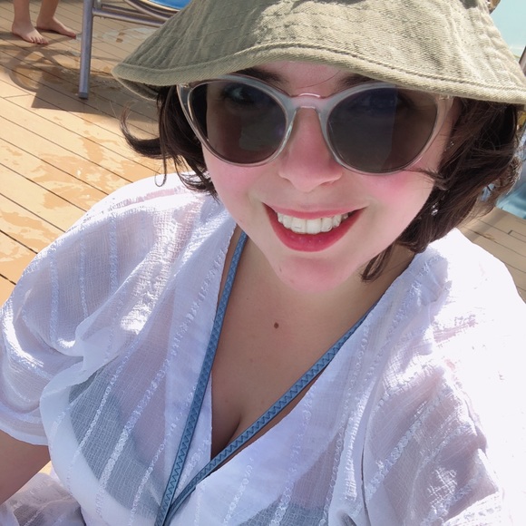 Meet your Posher, Beatriz aka Bea - Picture 1 of 3